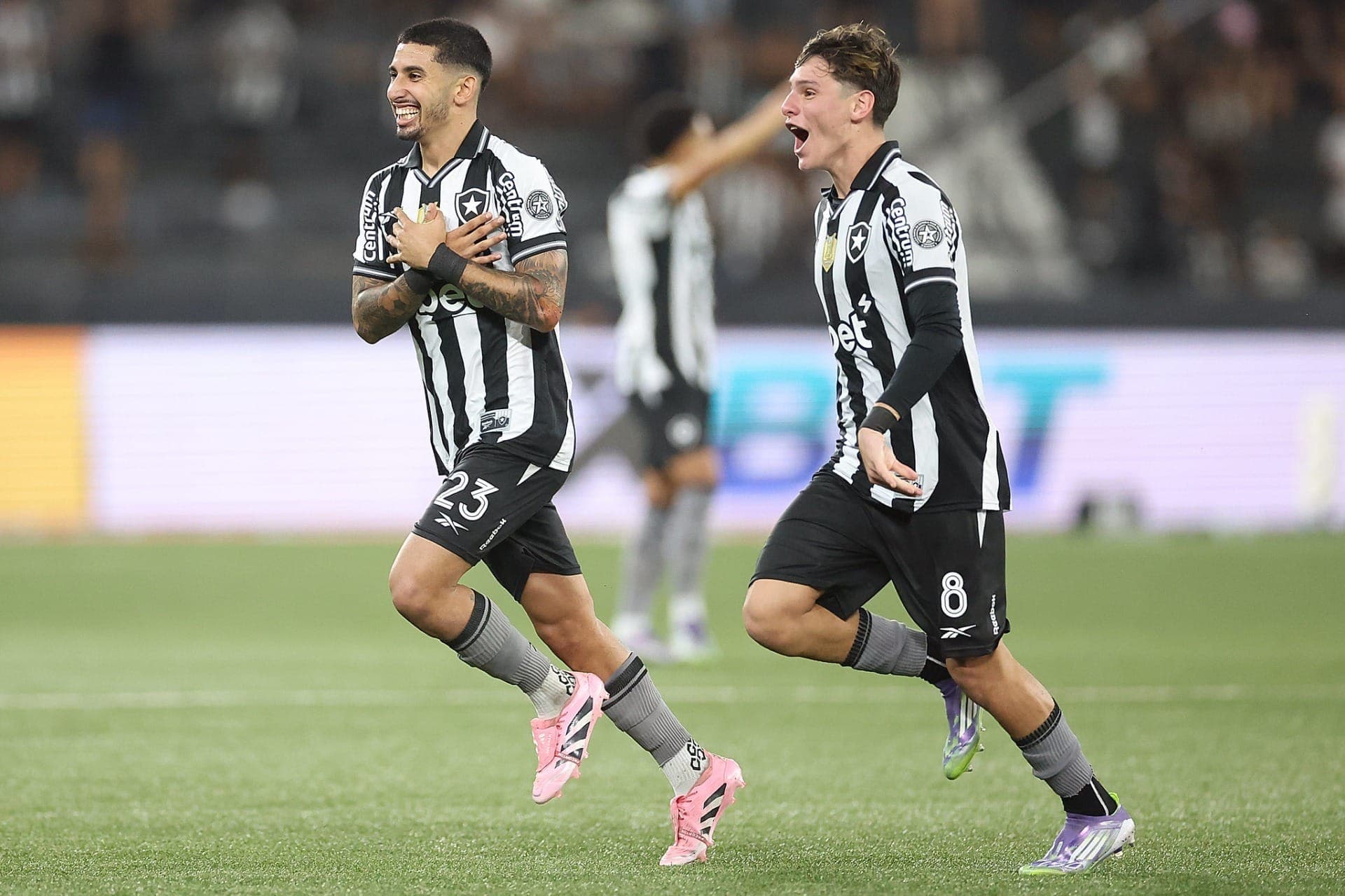 Rodríguez e Montoro comemoram gol do Botafogo
