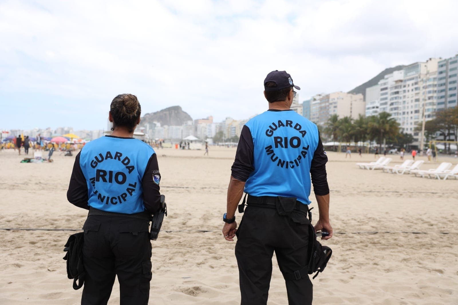 Após buscas pela areia, os guardas localizaram os familiares