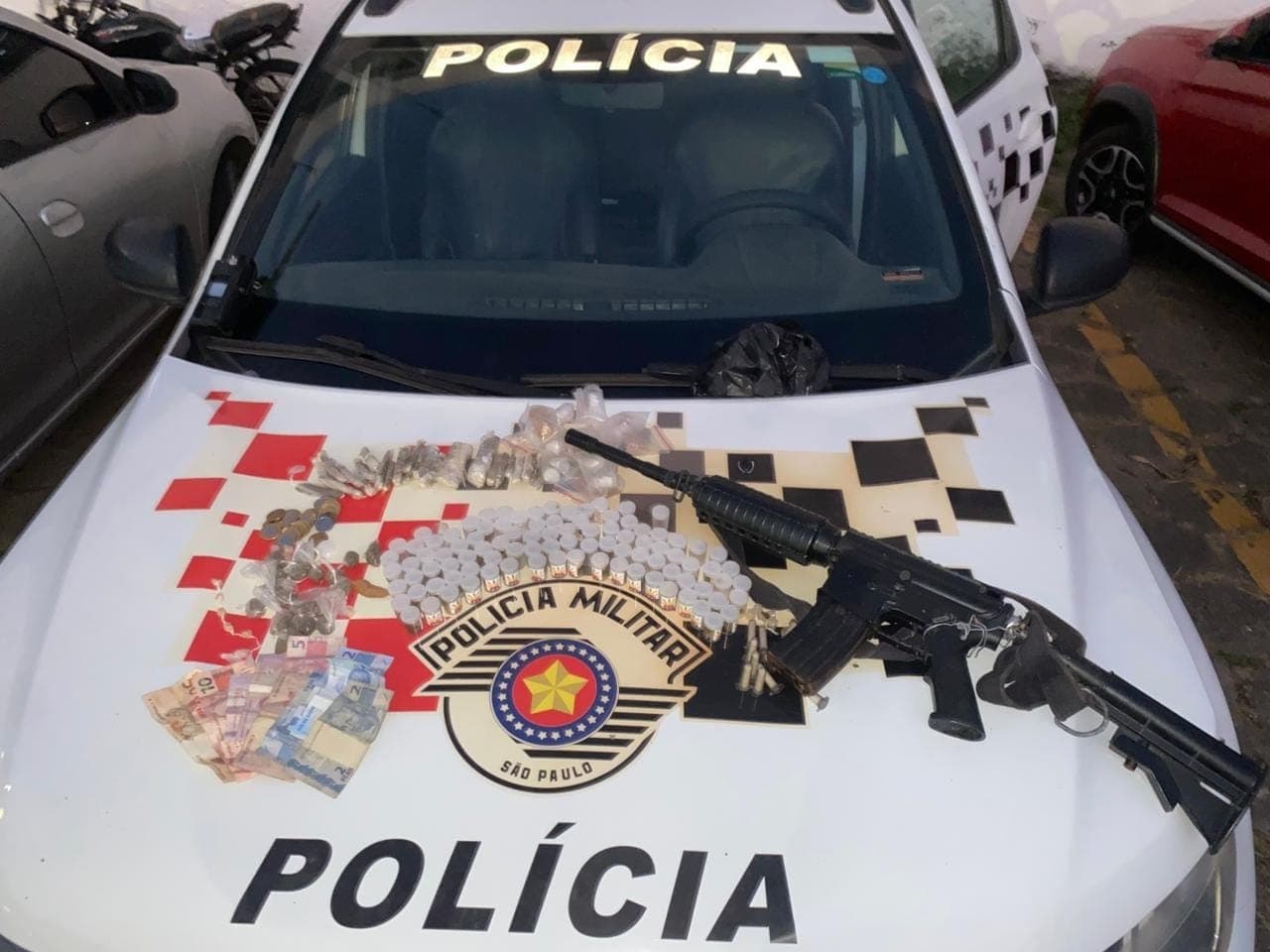 Réplica de fuzil apreendido