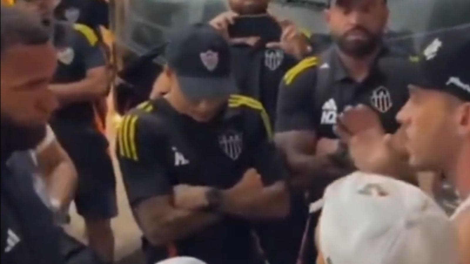 Torcida do Atlético-MG cobra jogadores do Galo