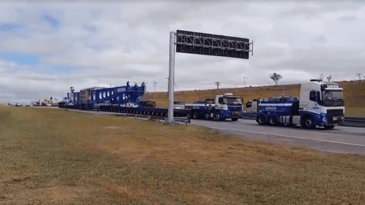 Carga especial inicia novo deslocamento pela Dutra em Pindamonhangaba 