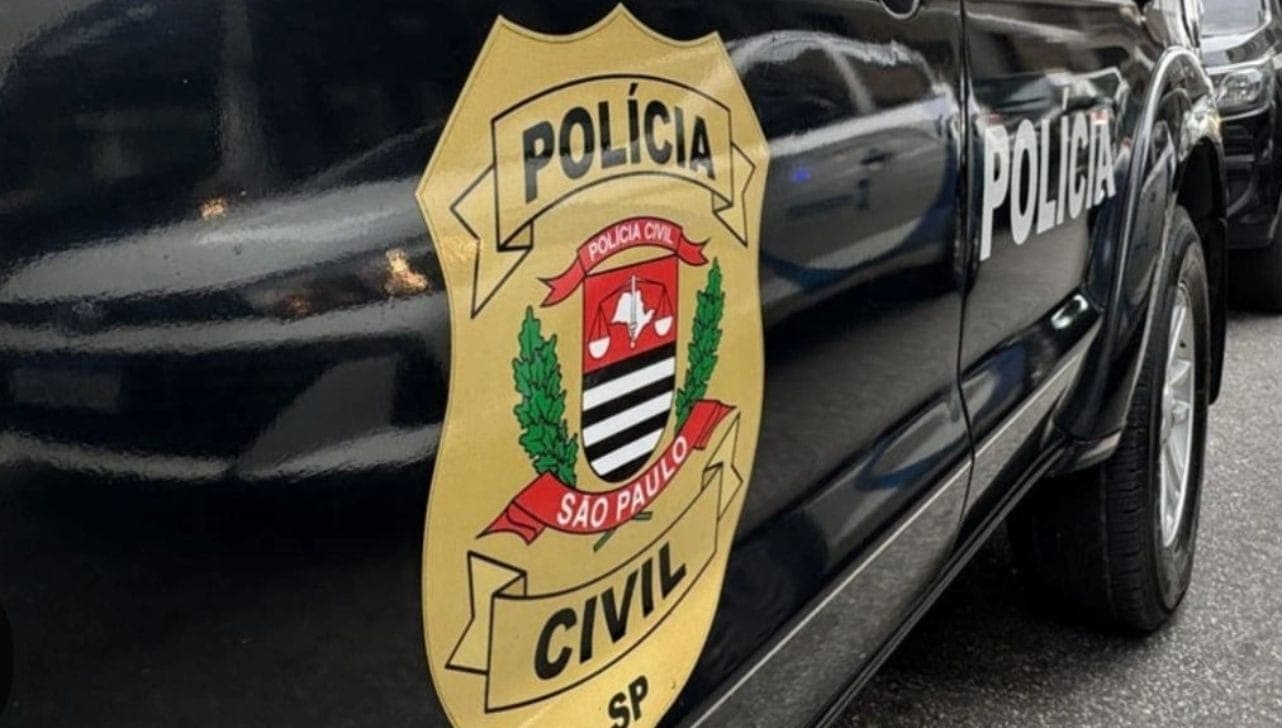 Policiais civis investigam o caso