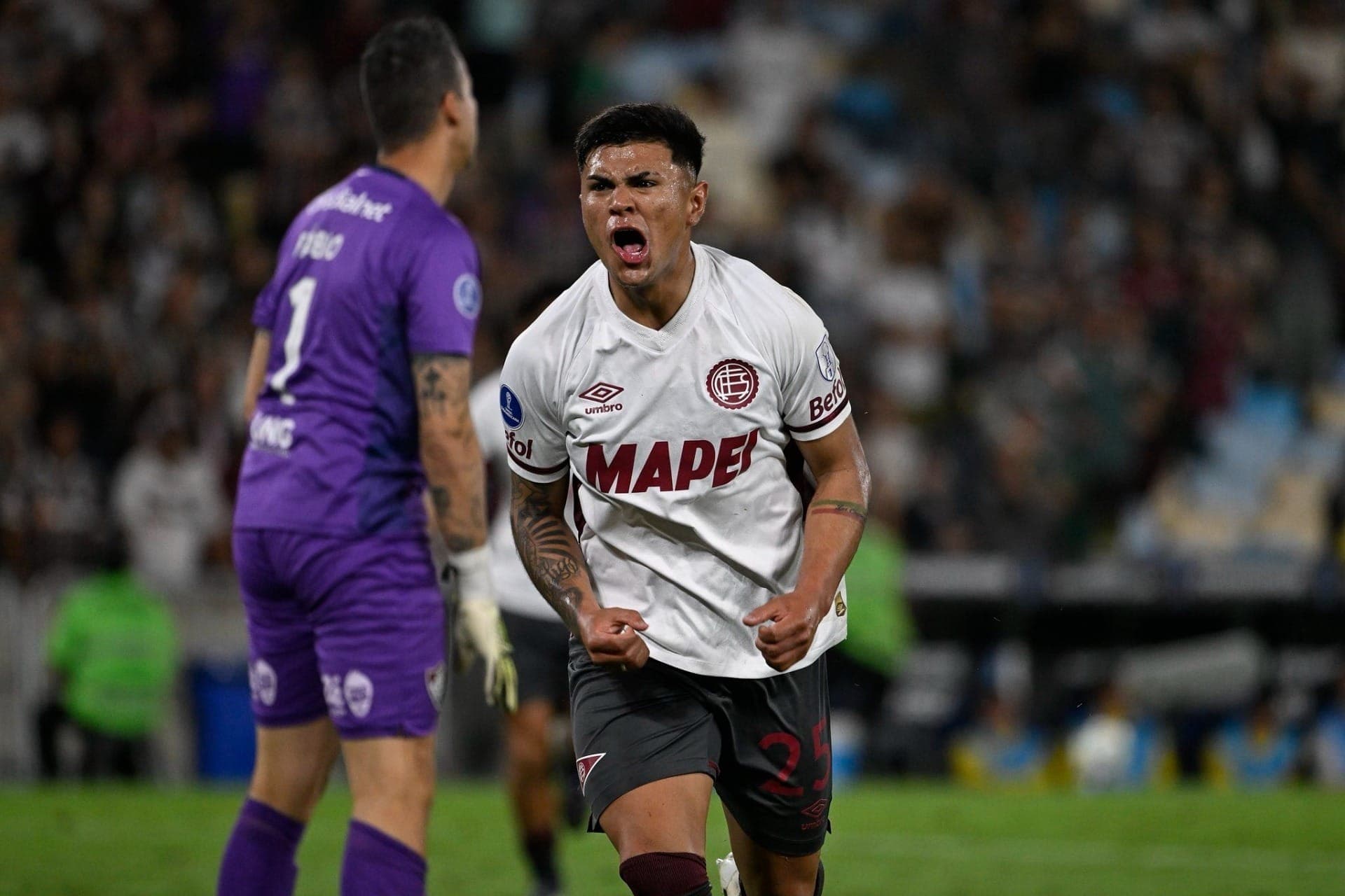 Aquino comemora gol contra o Fluminense