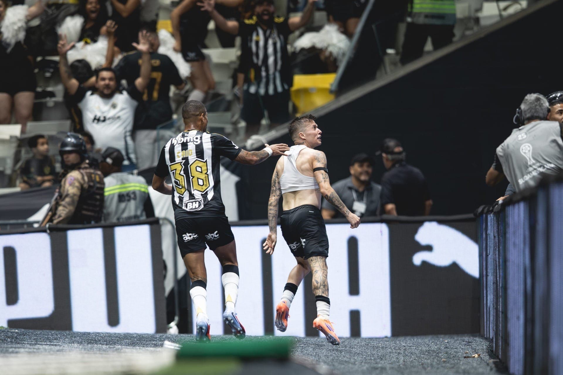 Bernard comemora gol de cabeça
