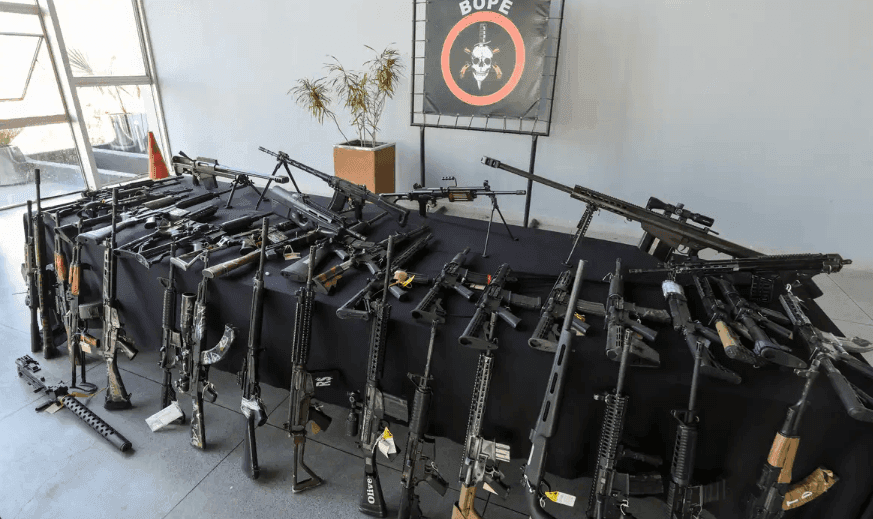A PM observou que grande parte dos fuzis apreendidos, em 2025, foi montada em fábricas clandestinas ligadas ao crime organizado.