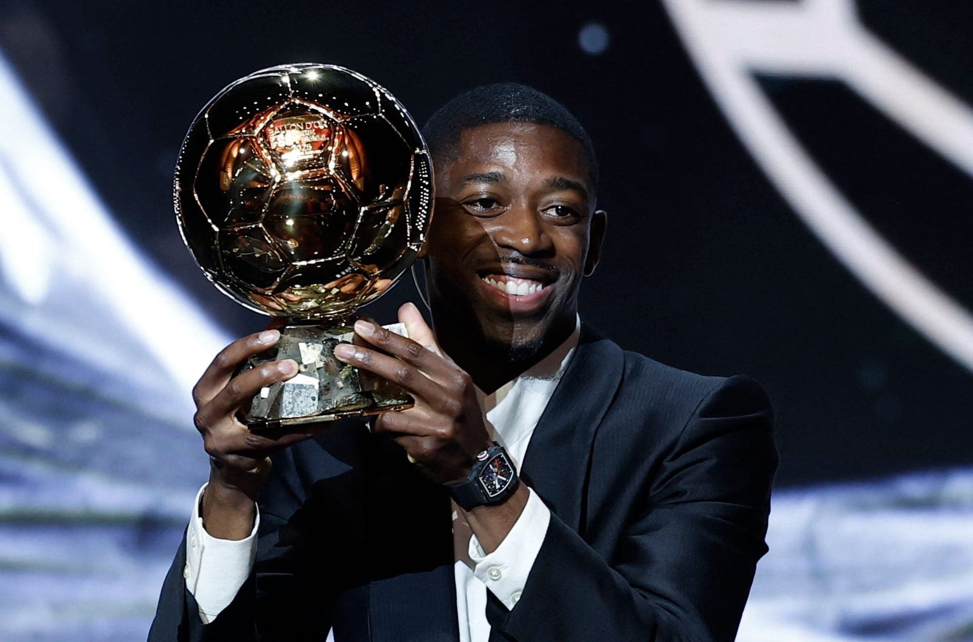 Dembélé, atacante do PSG, com a Bola de Ouro