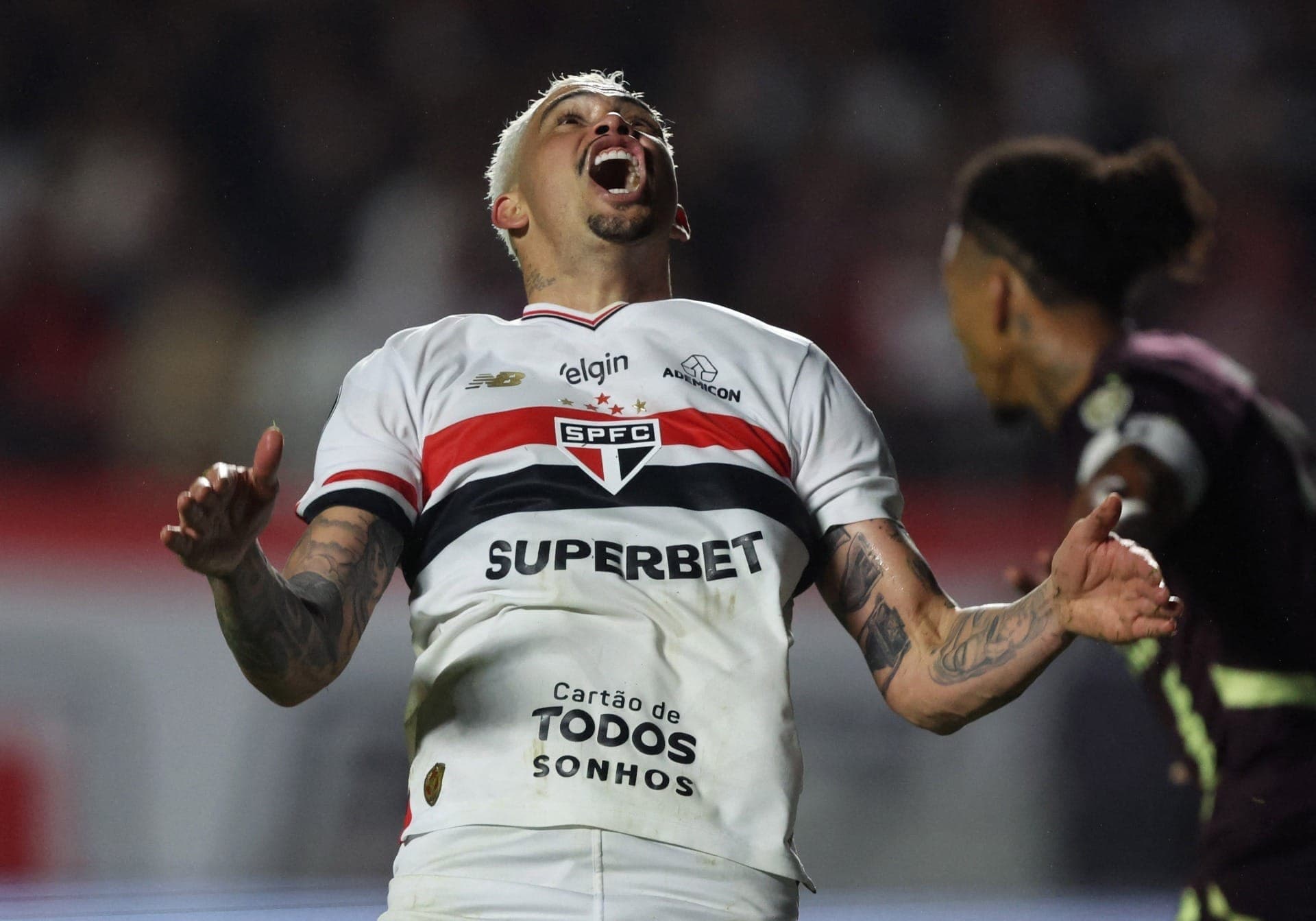 Luciano, do São Paulo, contra a LDU