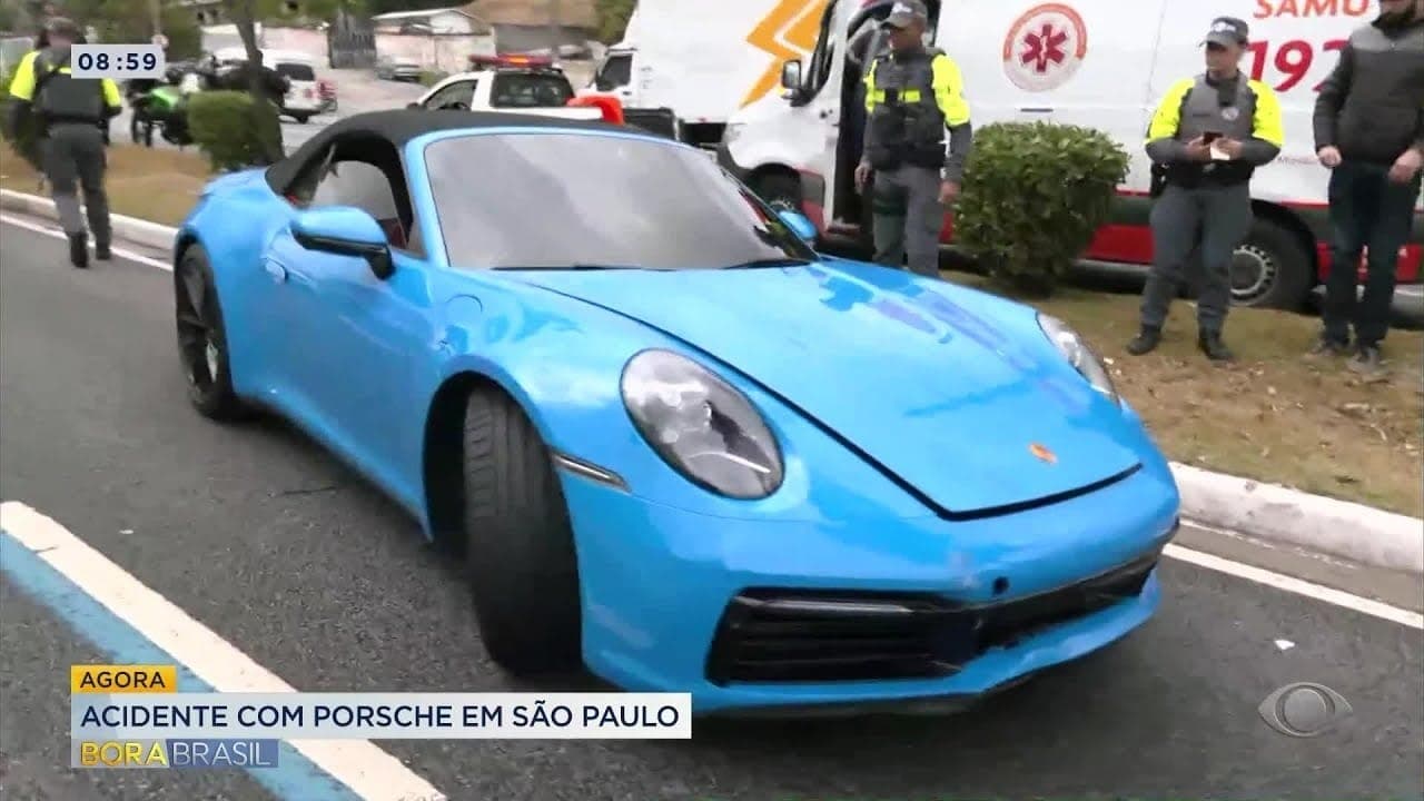 Porsche azul colide com motocicleta em São Paulo