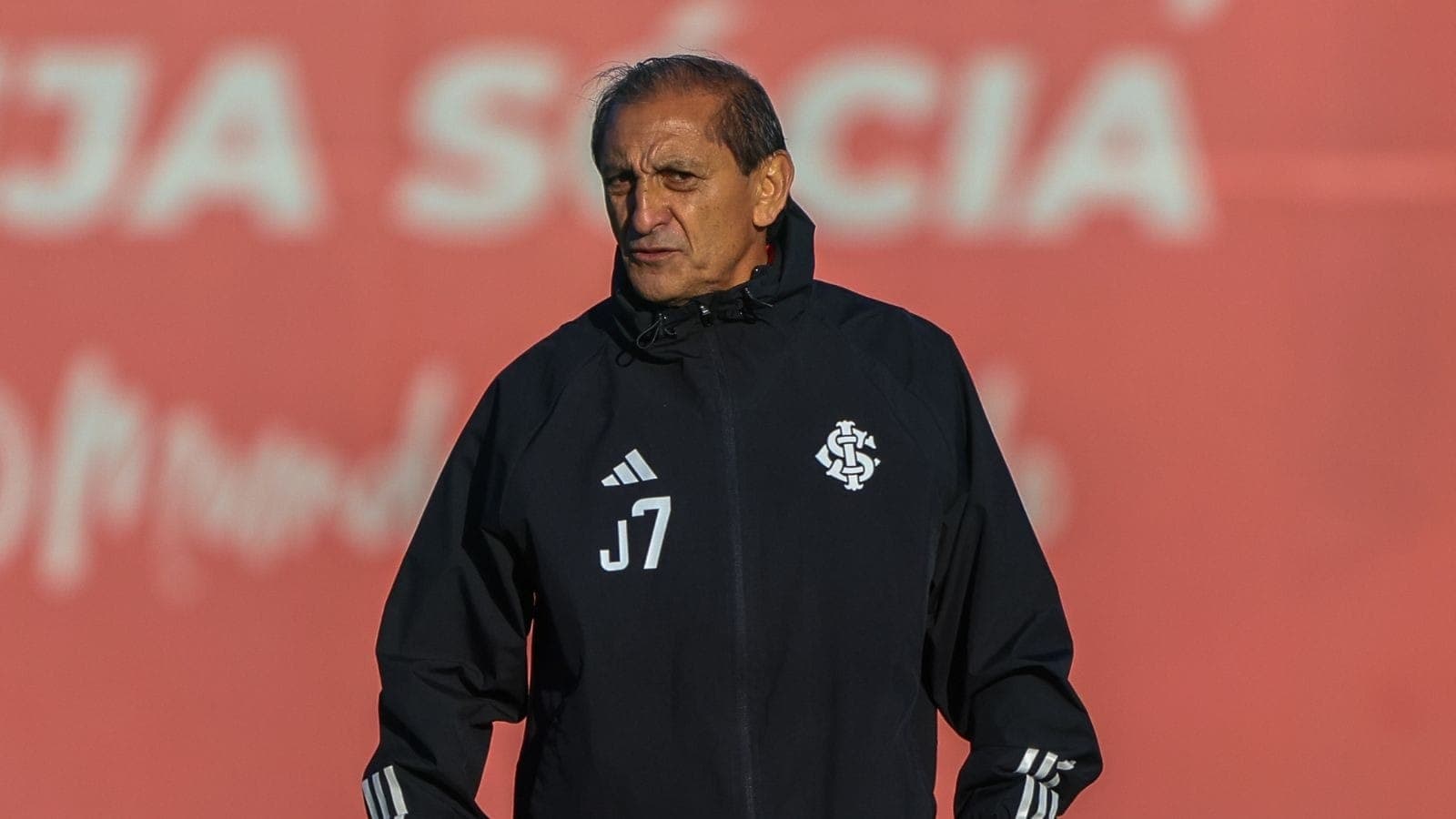 Ameaçado pelo rebaixamento, Colorado muda comissão técnica na reta final do Brasileirão