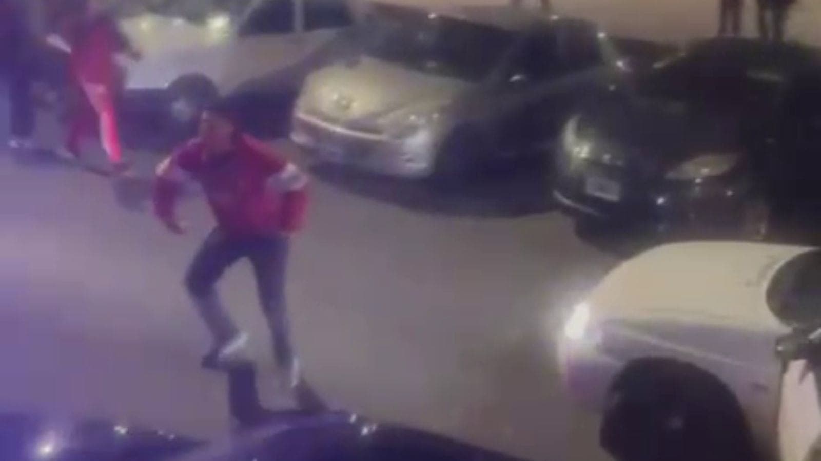 Torcedor do Estudiantes imitando um macaco