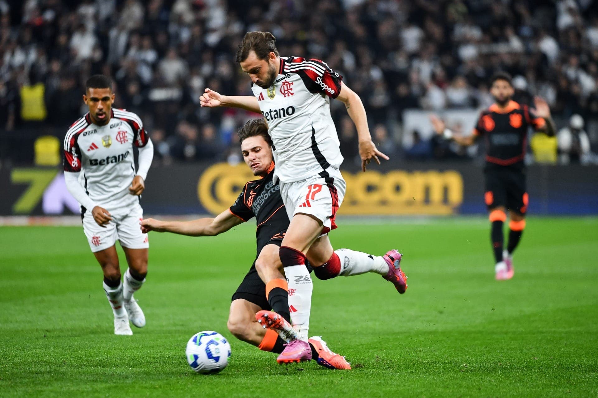 Corinthians encara o Flamengo pelo Brasileirão
