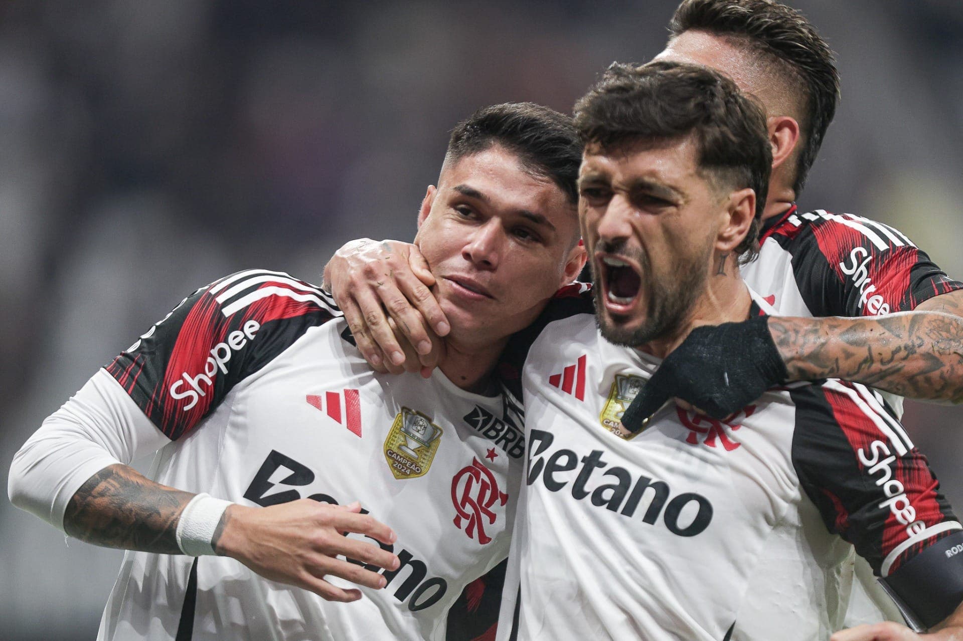 Flamengo comemora vitória sobre o Corinthians