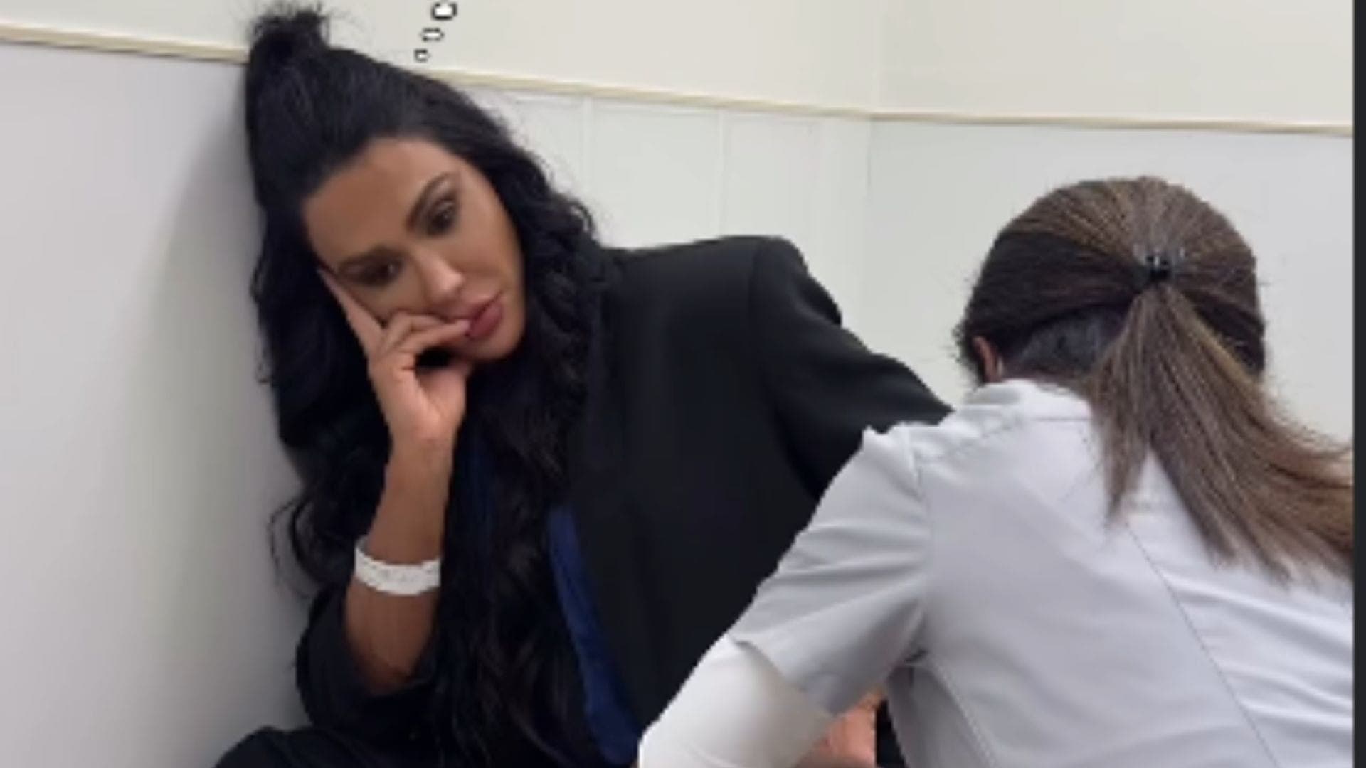 Gracyanne foi ao hospital após lesionar joelho