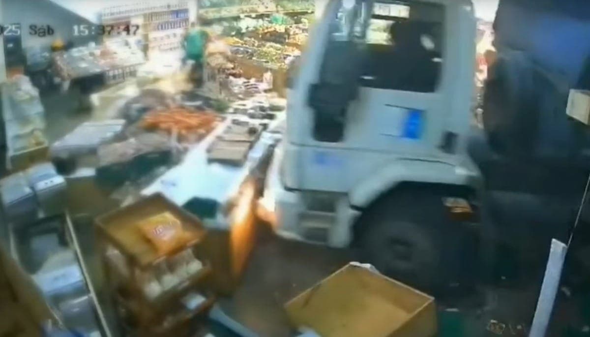 Homem usa caminhão para invadir hortifruti