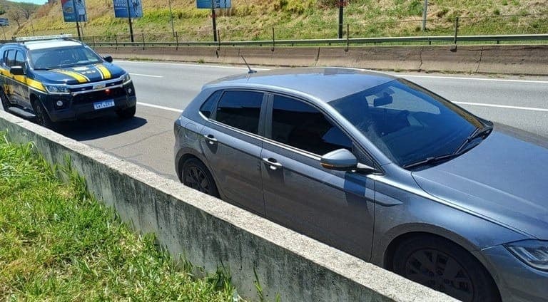 Polícia Rodoviária Federal recupera veículo furtado na Dutra em Guaratinguetá