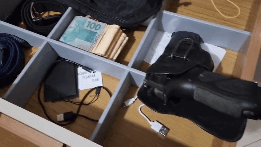 Materiais apreendidos no casa de um dos alvos