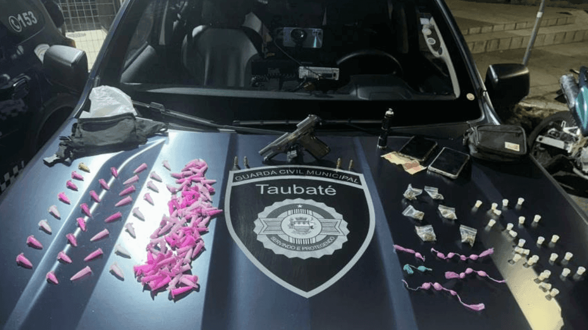  GCM prende dupla com arma e drogas após perseguição em Taubaté