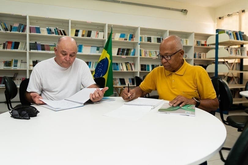 Idosos de SJCampos estudando 