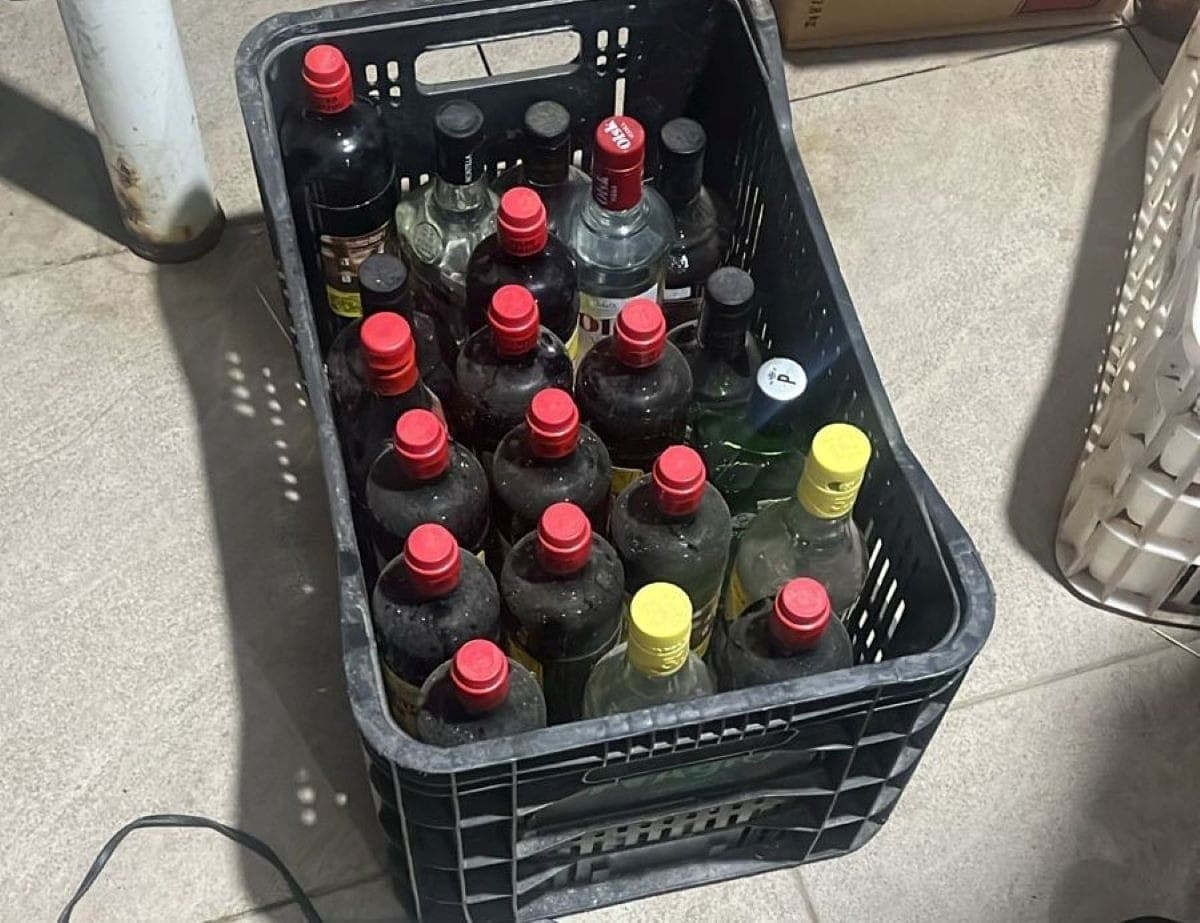 Cerca de 50 litros de bebidas foram apreendidas