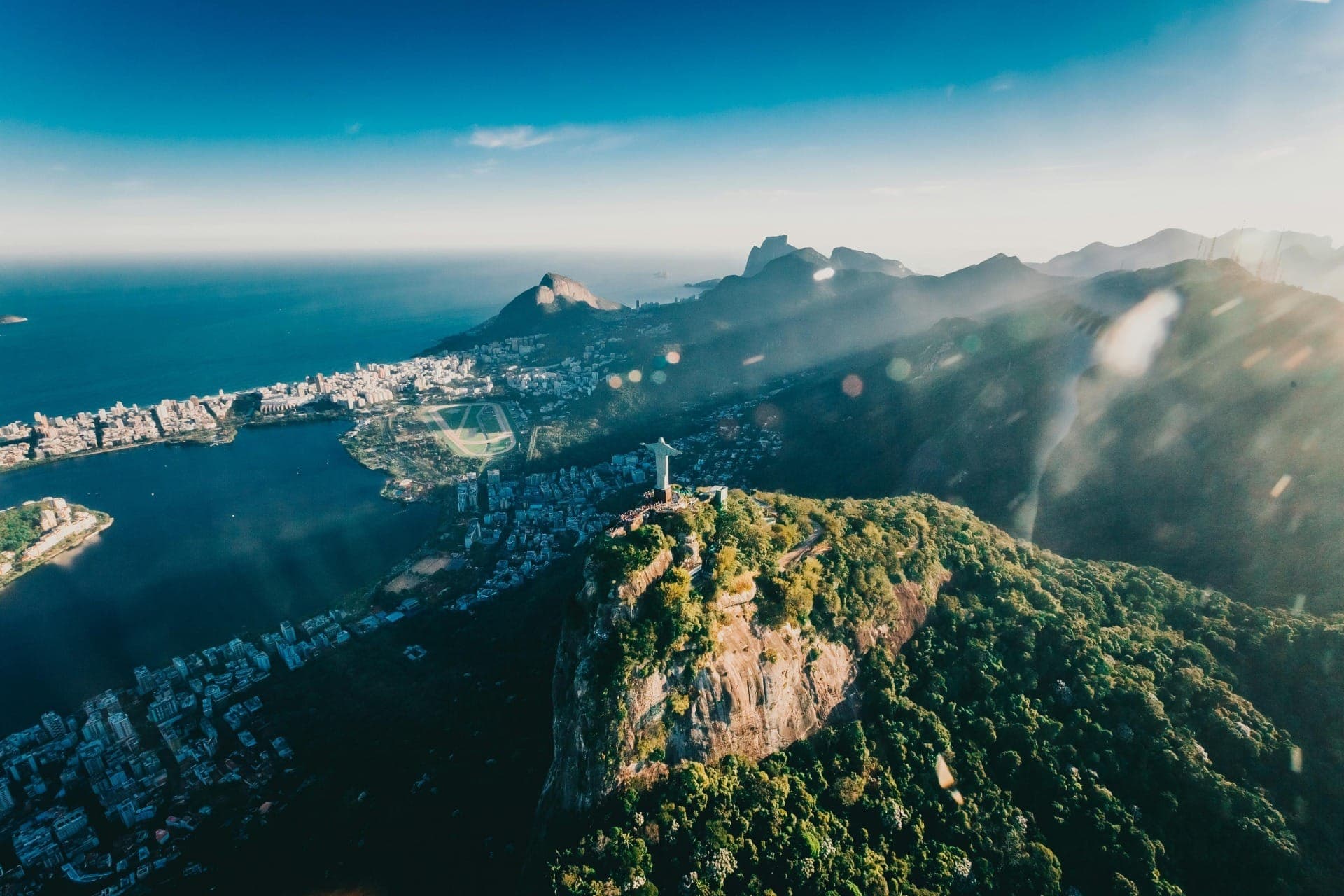 Cristo Redentor com o Rio de Janeiro ao fundo