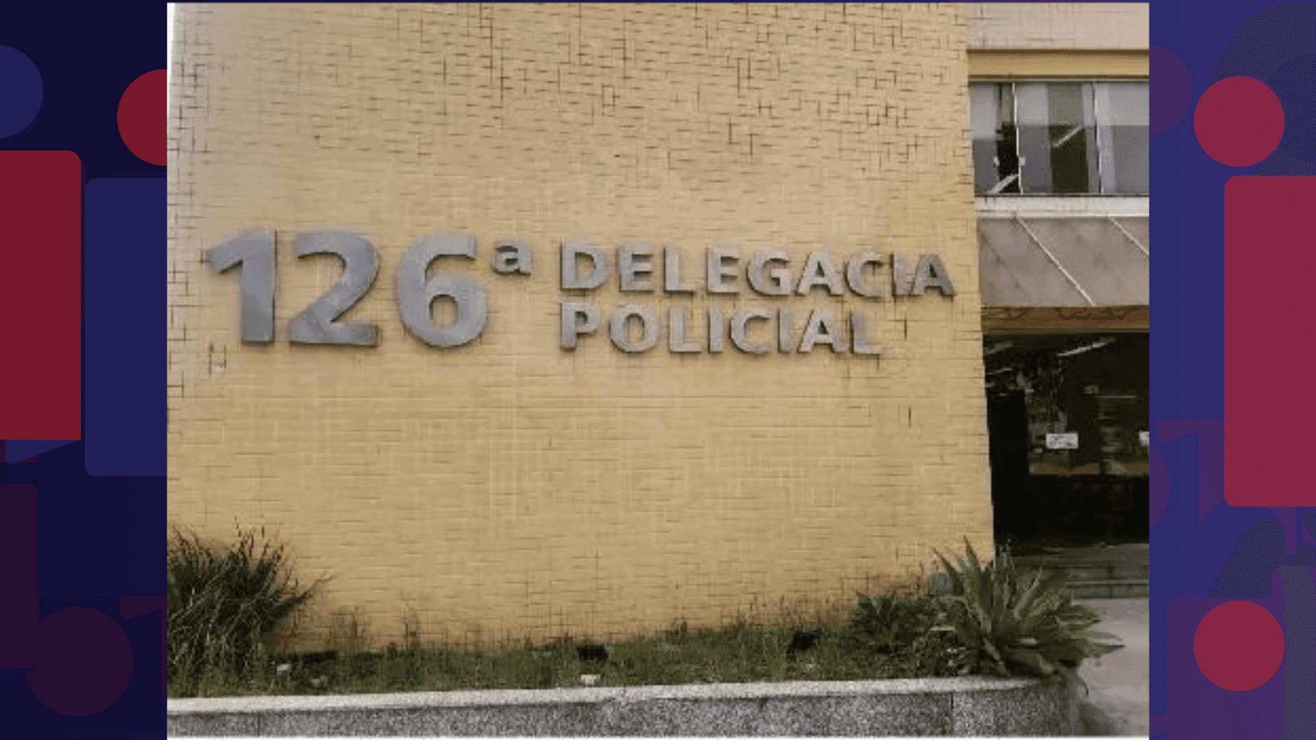 De acordo com os agentes, a vítima foi assaltada por uma dupla armada quando saía da academia.
