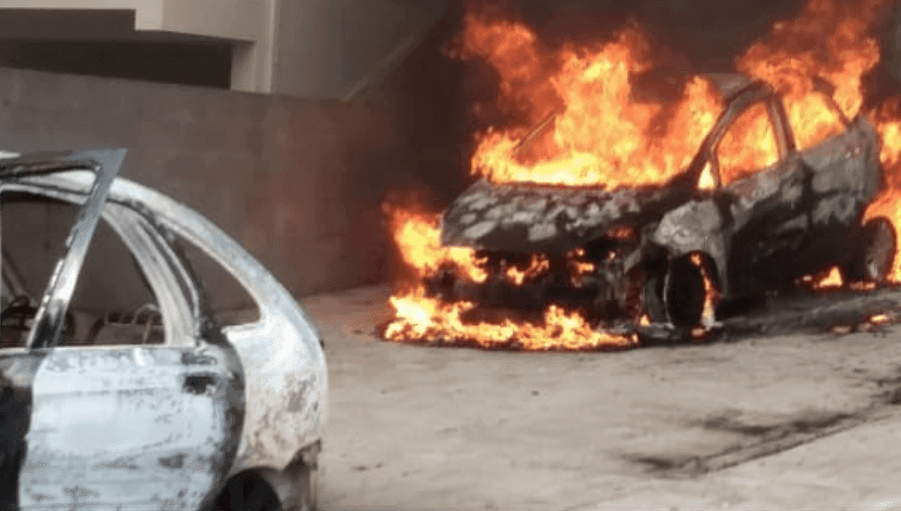 Os dois carros ficaram destruídos
