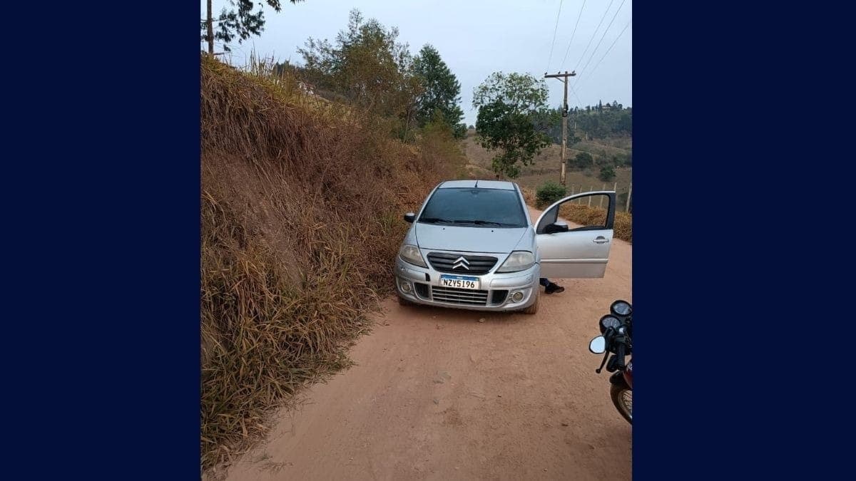 Carro foi encontrado em estrada na zona rural