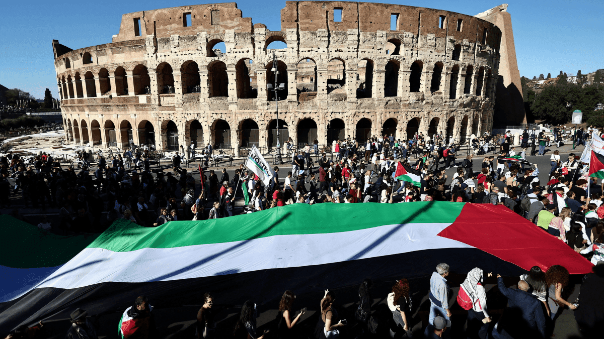 Ato pró-Palestina na frente do Coliseu, em Roma