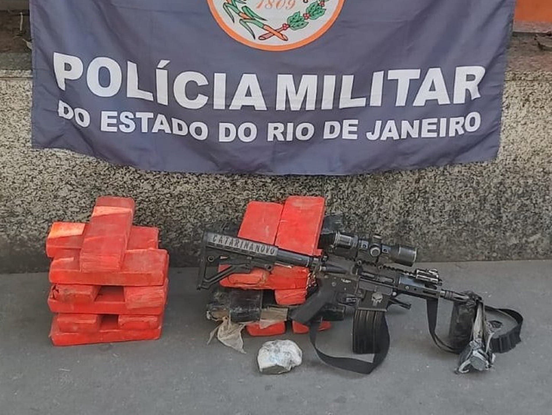 Armas e drogas apreendidas durante ação da PM 