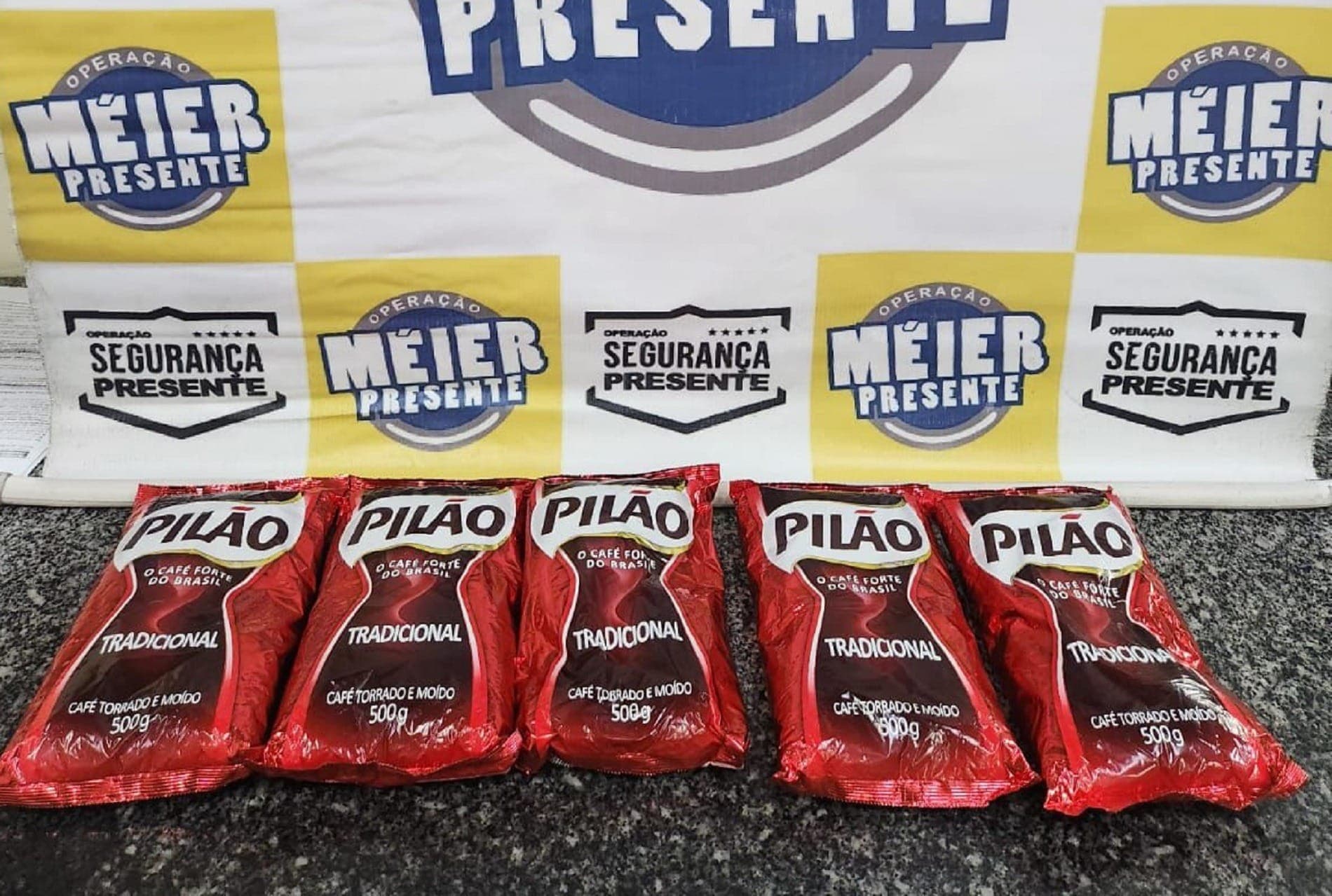 Pacotes de café encontrado com o suspeito