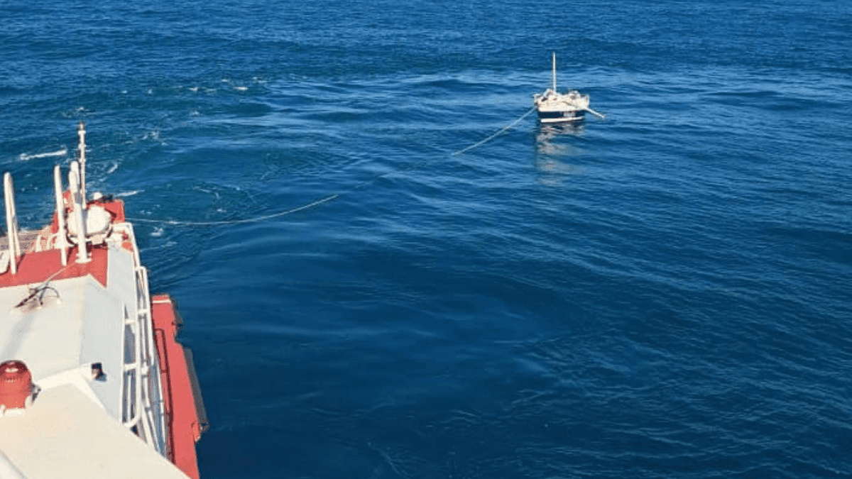Três pessoas são resgatadas em veleiro à deriva em alto-mar em Ubatuba