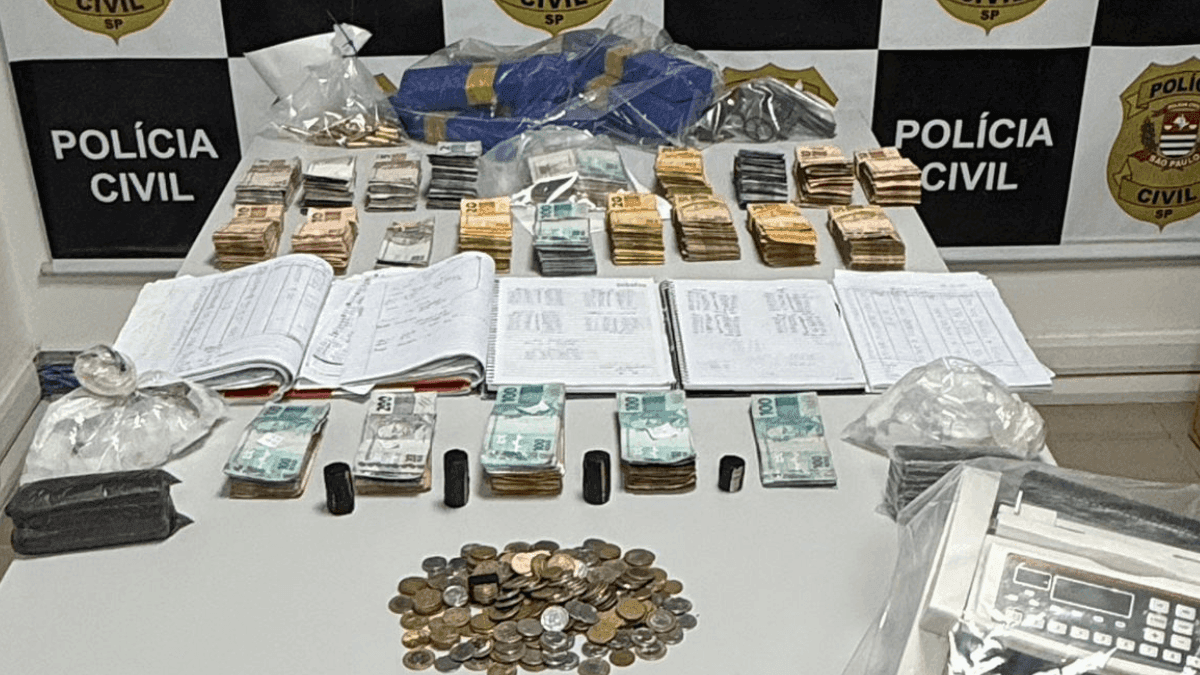 Dupla suspeita de integrar uma facção criminosa é presa com drogas e R$90 mil em São José