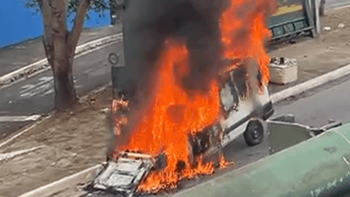 Carro pega fogo na zona leste de São José dos Campos; veja o vídeo