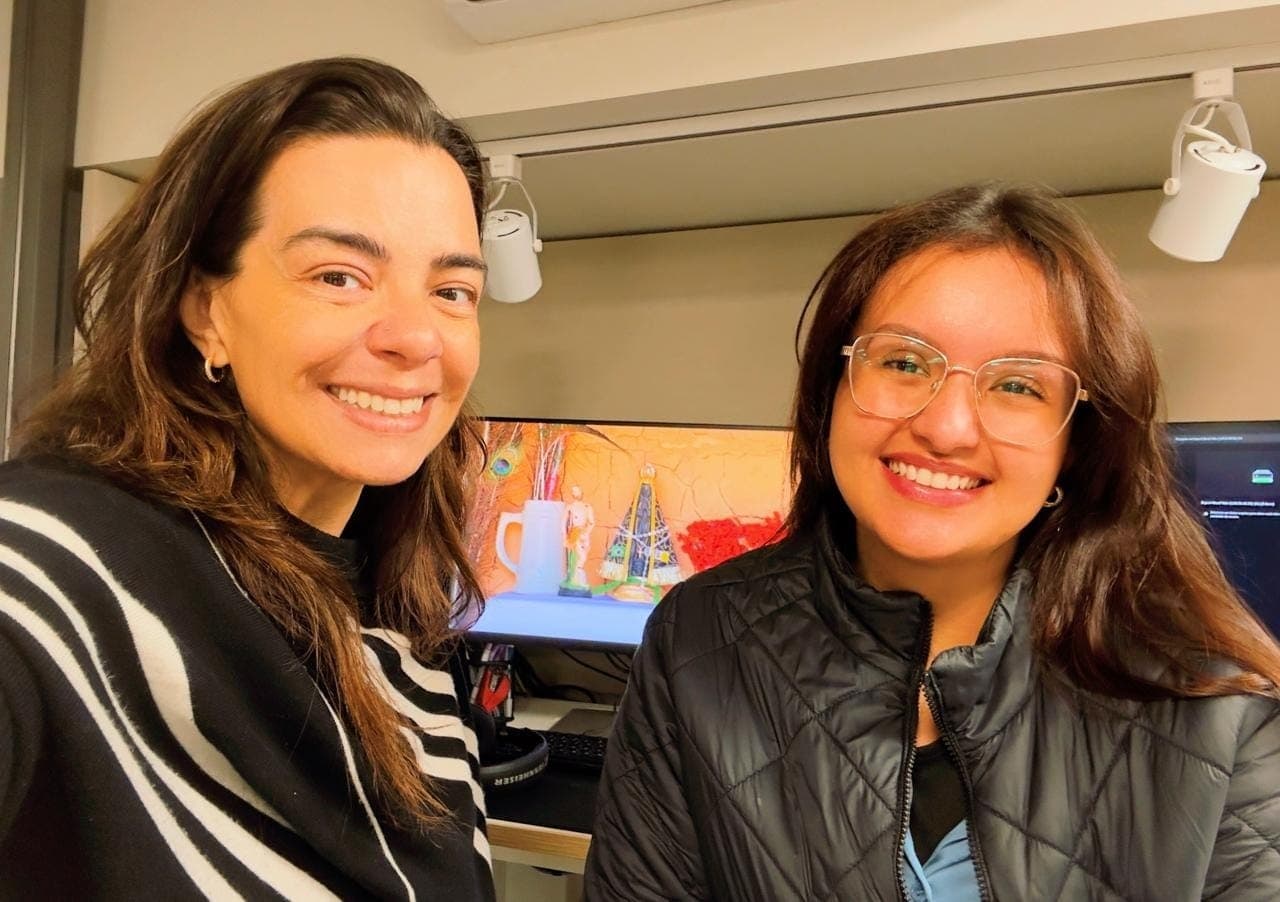 Na ilha de edição com a editora Sabrina Salles.