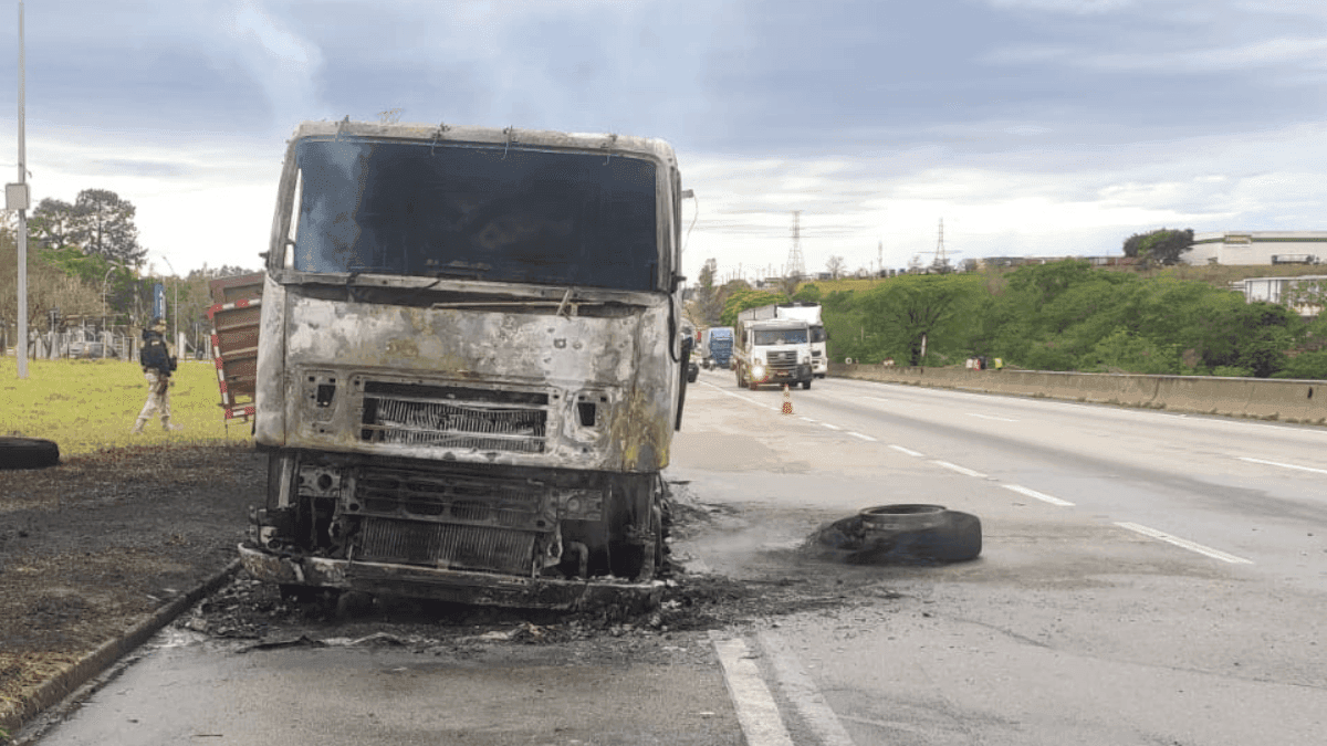 Caminhão pega fogo e causa congestionamento na Dutra em São José dos Campos