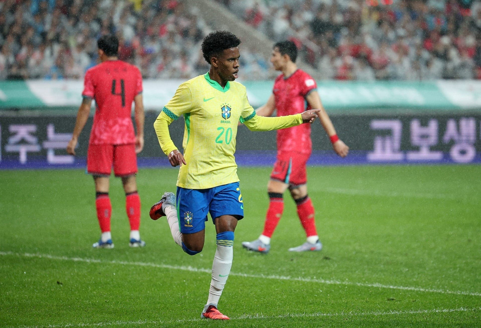 Estêvão comemora gol da Seleção