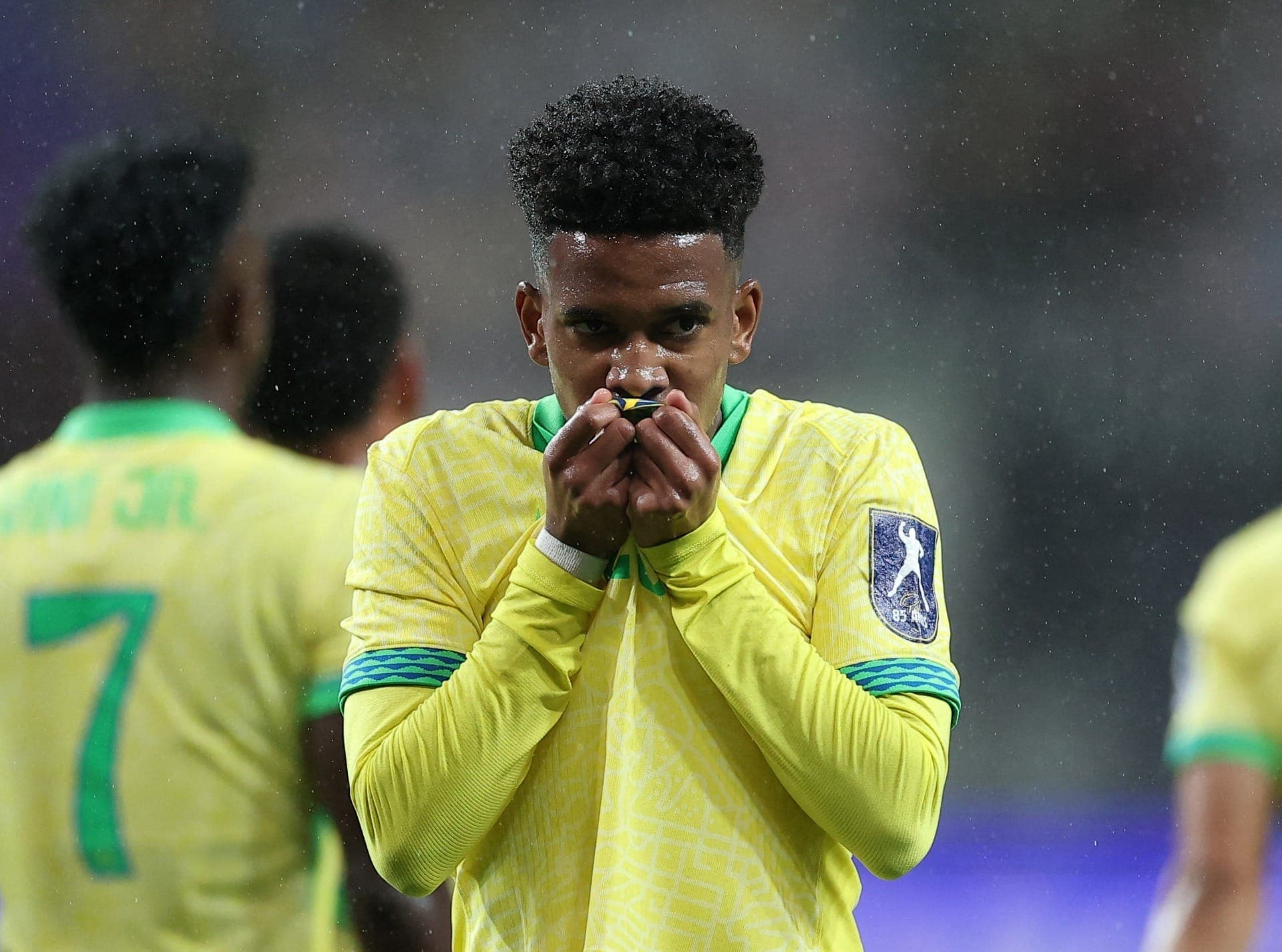 Estêvão comemora gol da Seleção