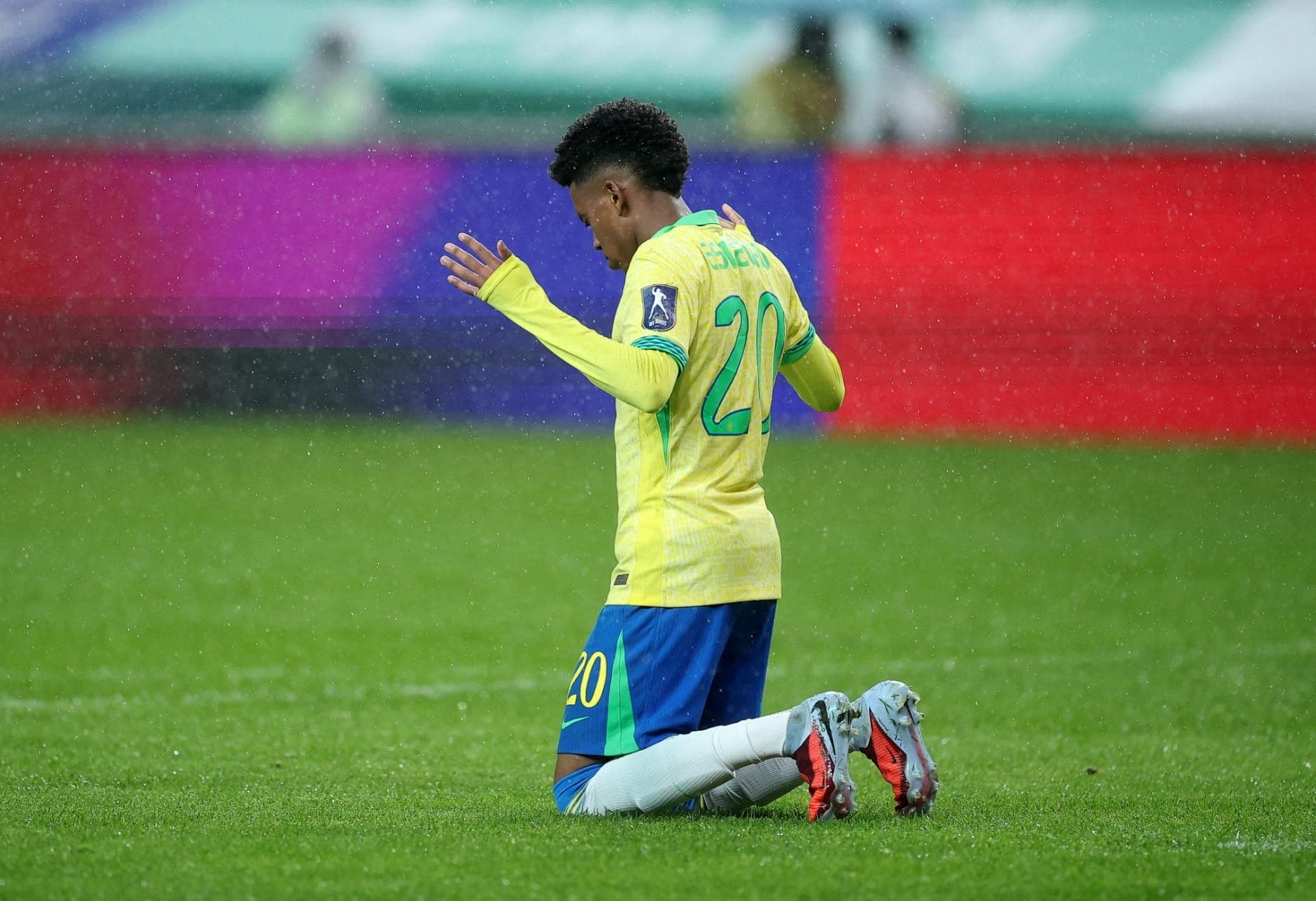 Estêvão comemora gol pela Seleção Brasileira