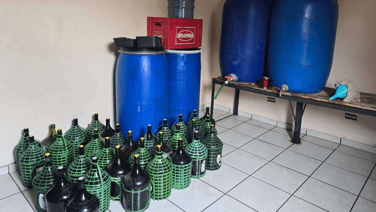 Fábrica clandestina de cachaça é interditada e homem é preso na zona sul de São José dos Campos