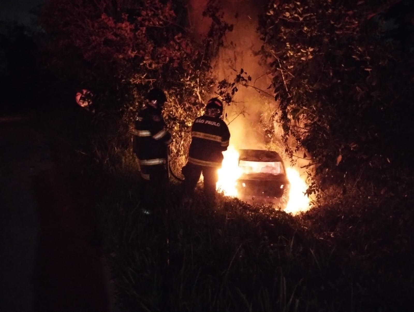 Carro pega fogo em Caraguatatuba