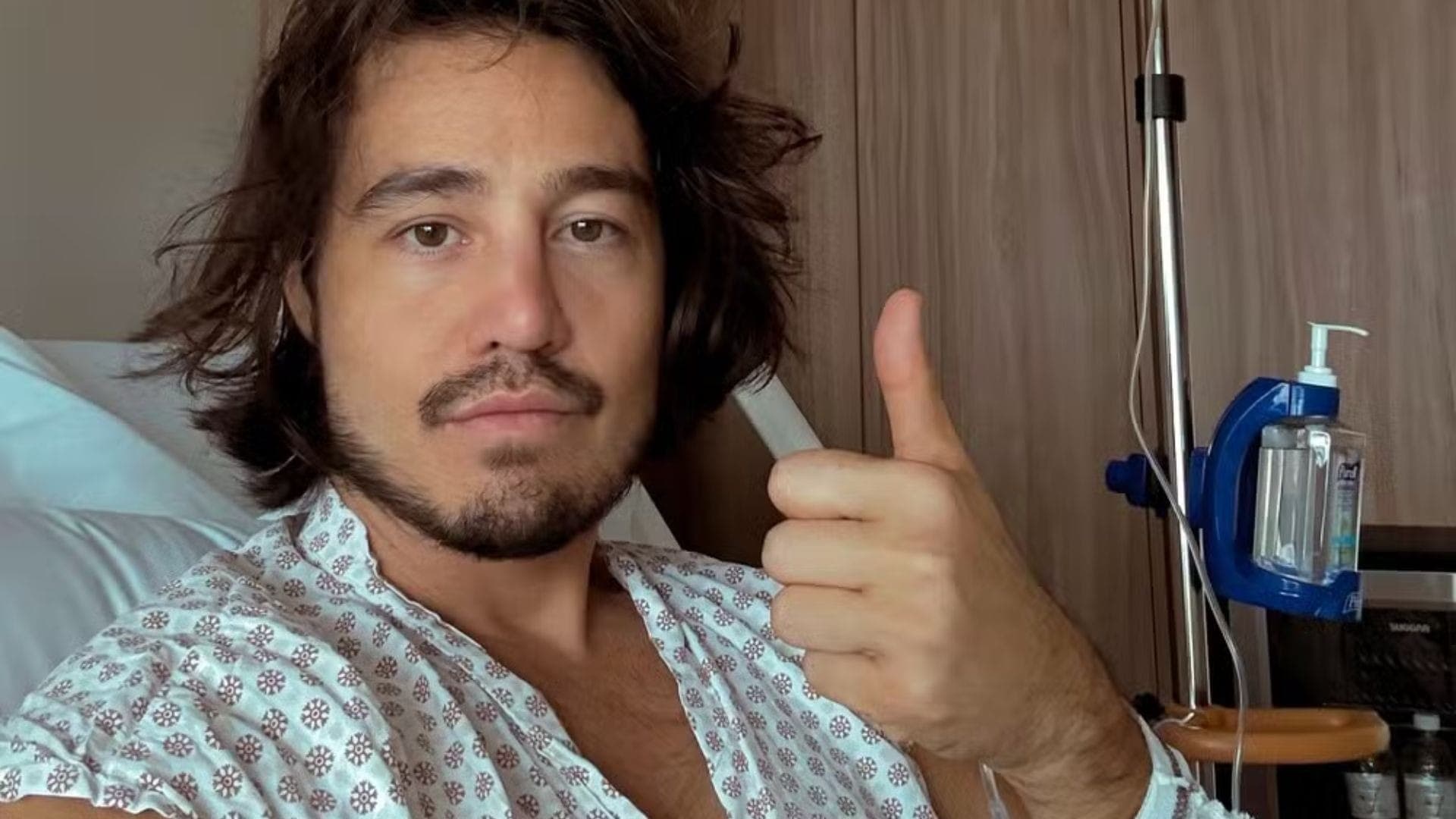 Tiago Iorc fez procedimento na coluna