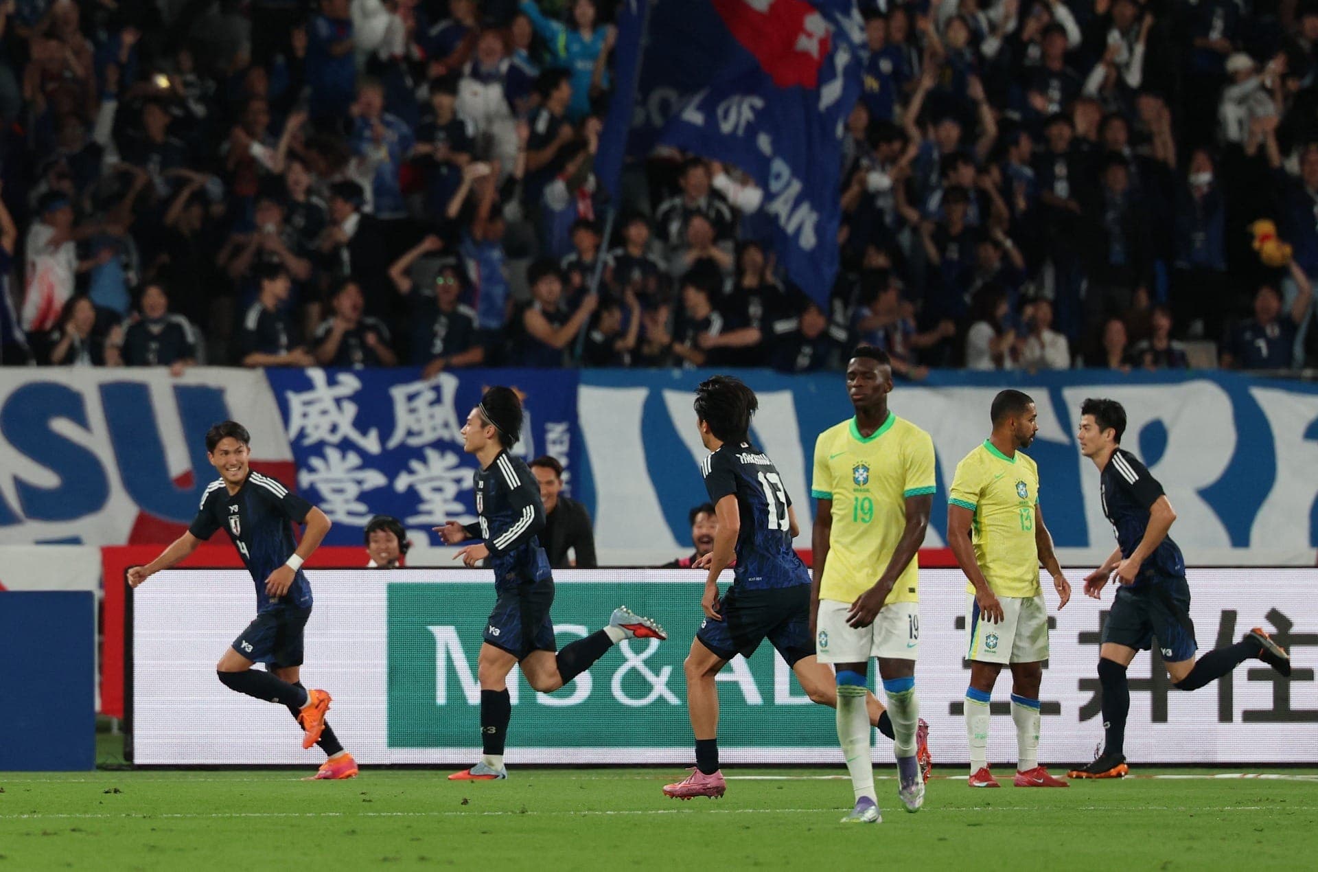 Takumi Minamino, Keito Nakamura e Ayasu Ueda marcaram para os japoneses