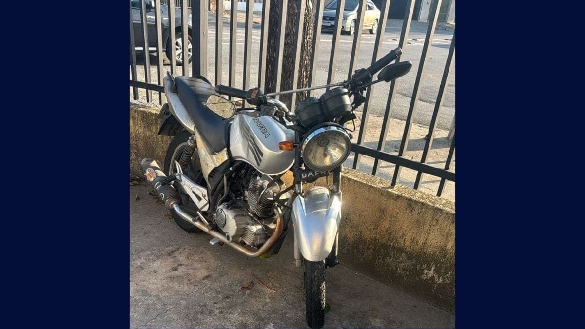 Moto atingida por carro