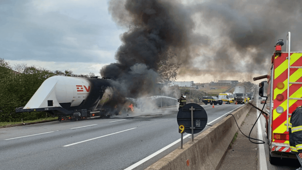 Caos na Dutra: Caminhão pega fogo e interdita pista em Caçapava