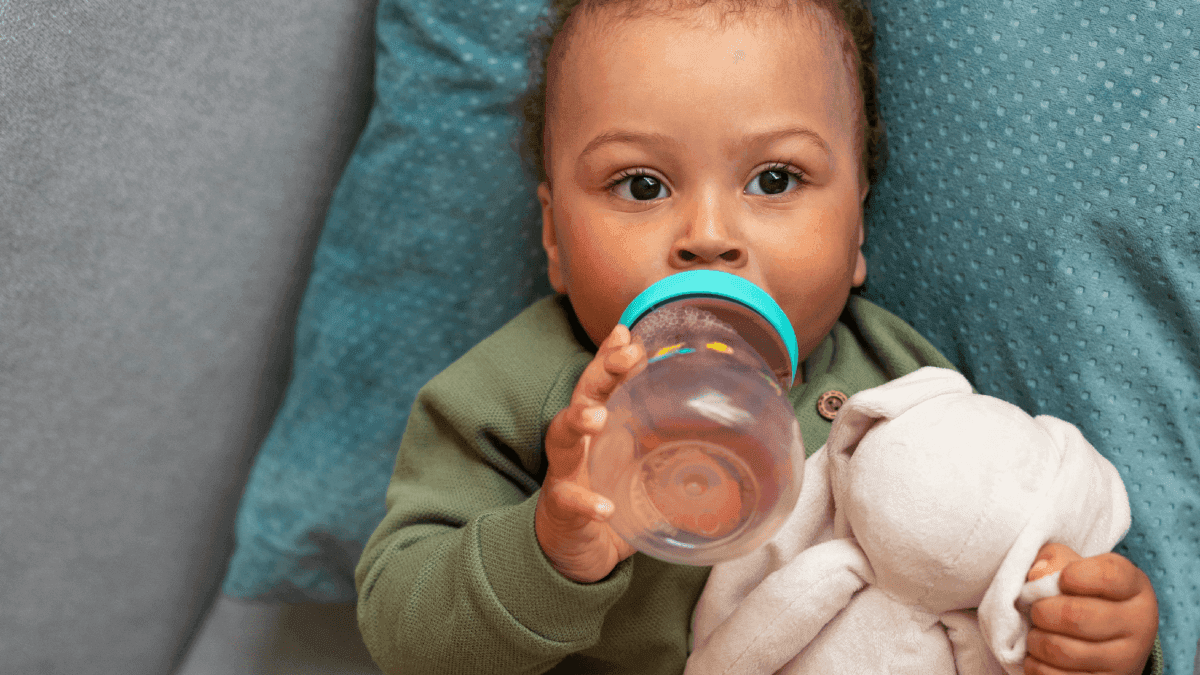 Com quantos meses o bebê pode começar a beber água?