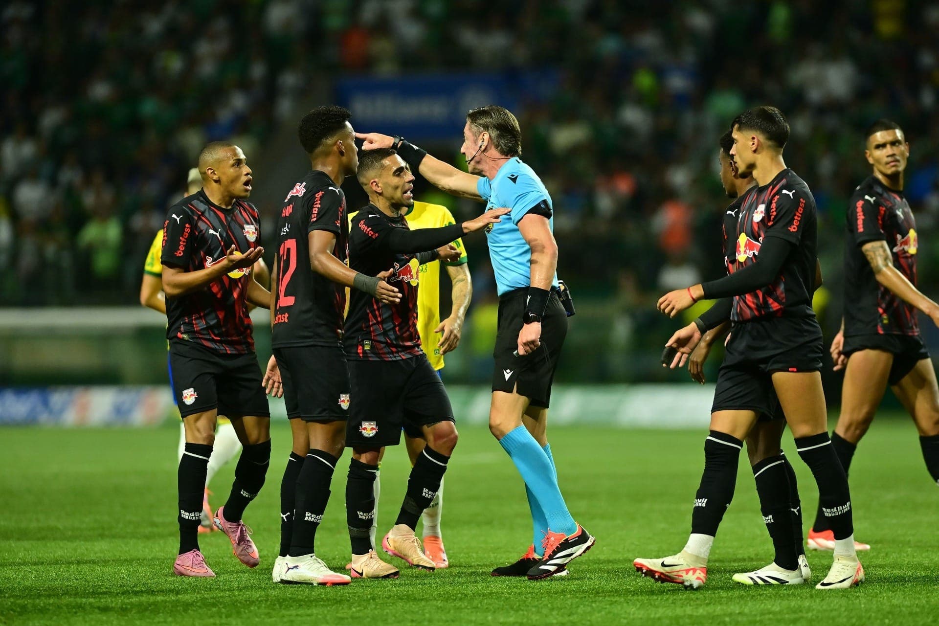 Raphael Claus apitou Palmeiras x RB Bragantino