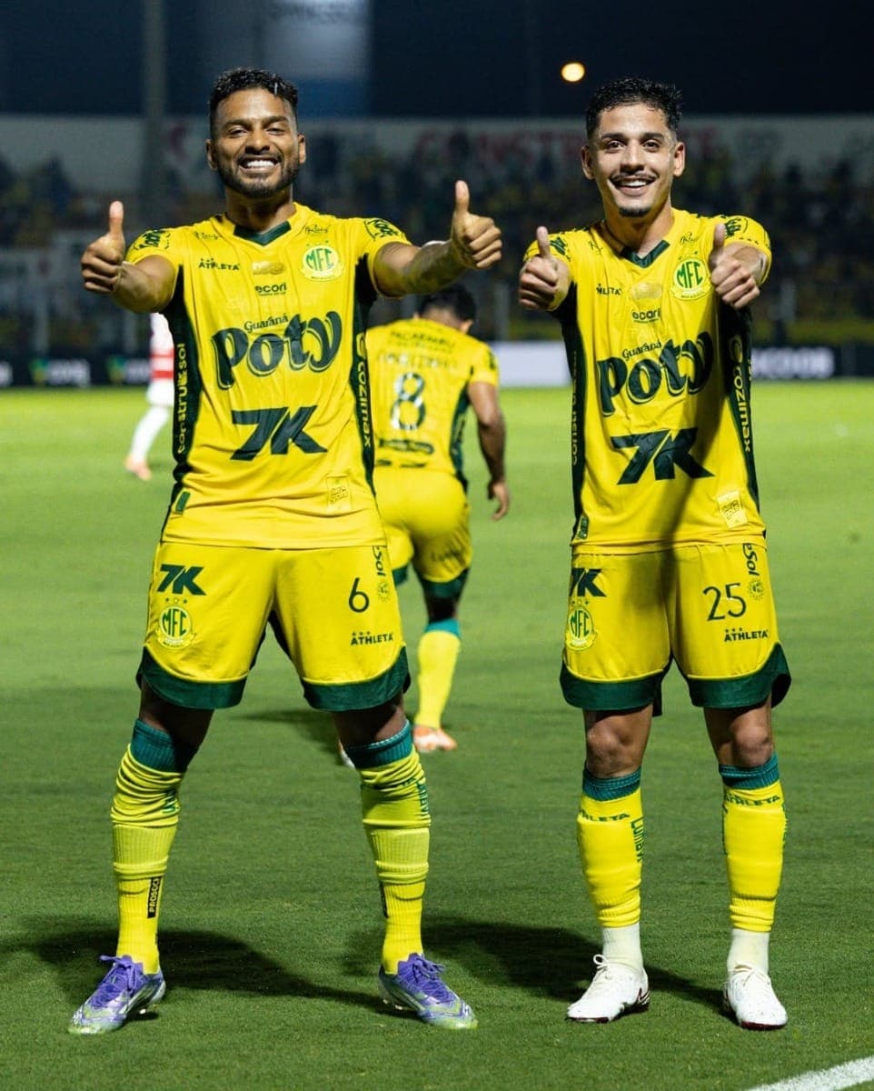 Reinaldo e Neto Moura comemoram gol do Mirassol