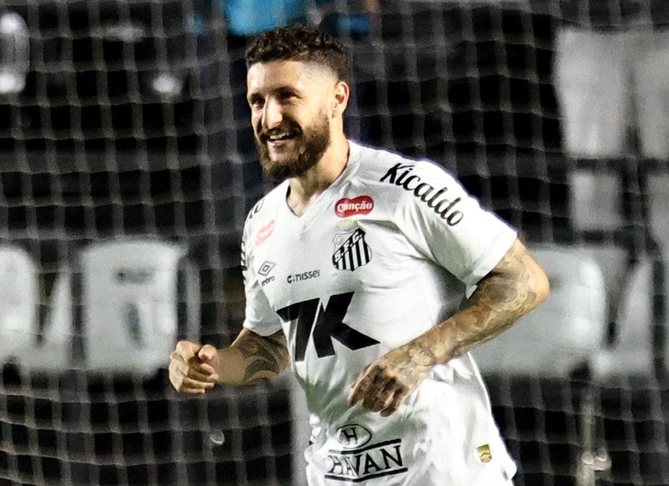 Zé Rafael brilhou no clássico