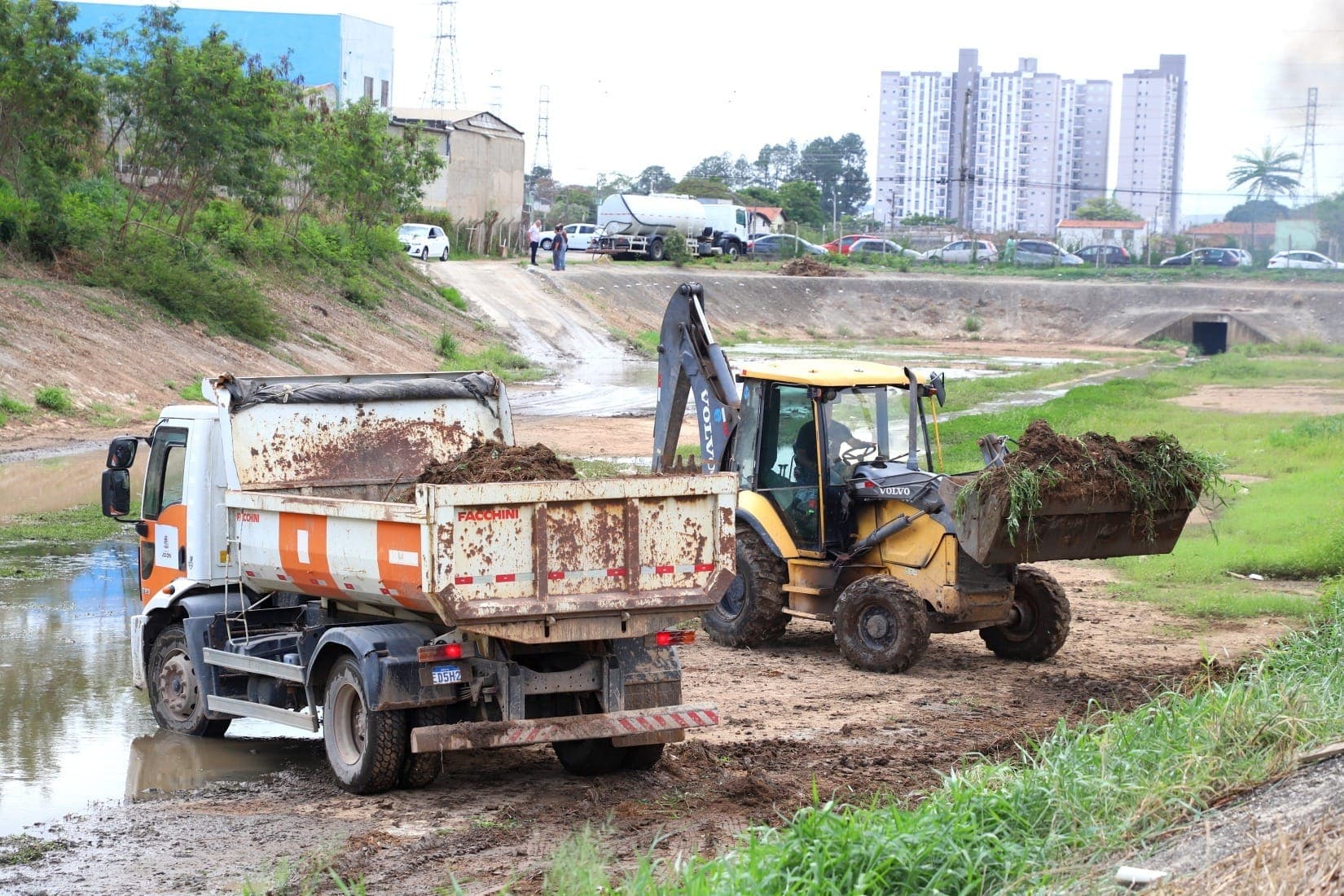Prefeitura de Jacareí realiza limpeza dos piscinões e retira quase 1.500 toneladas de lixo