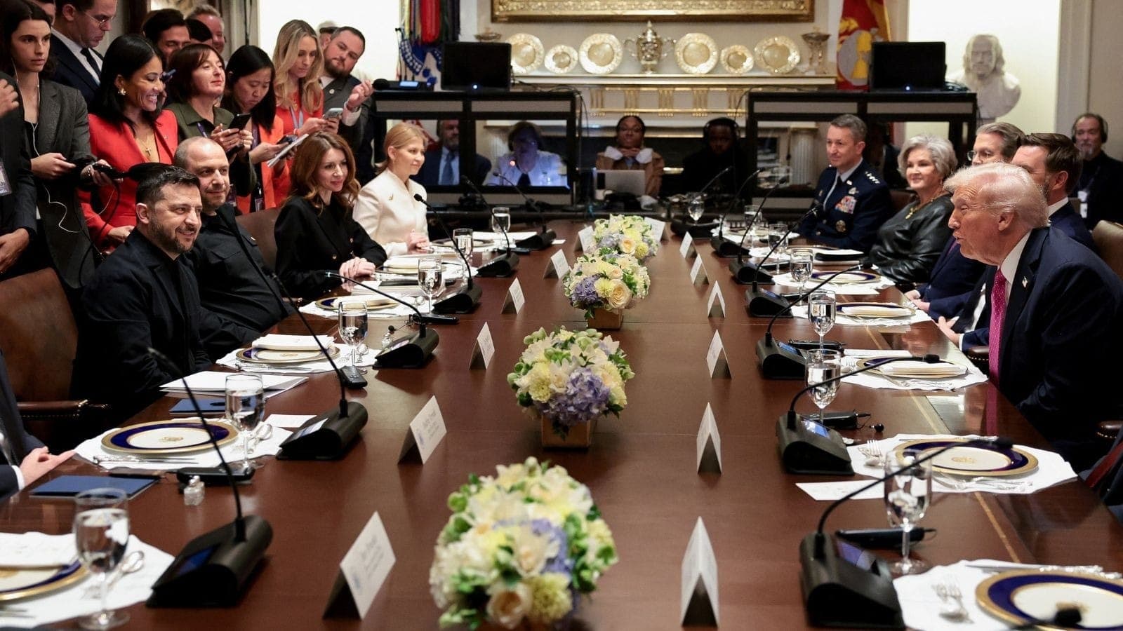 Zelensky e Trump em reunião na Casa Branca